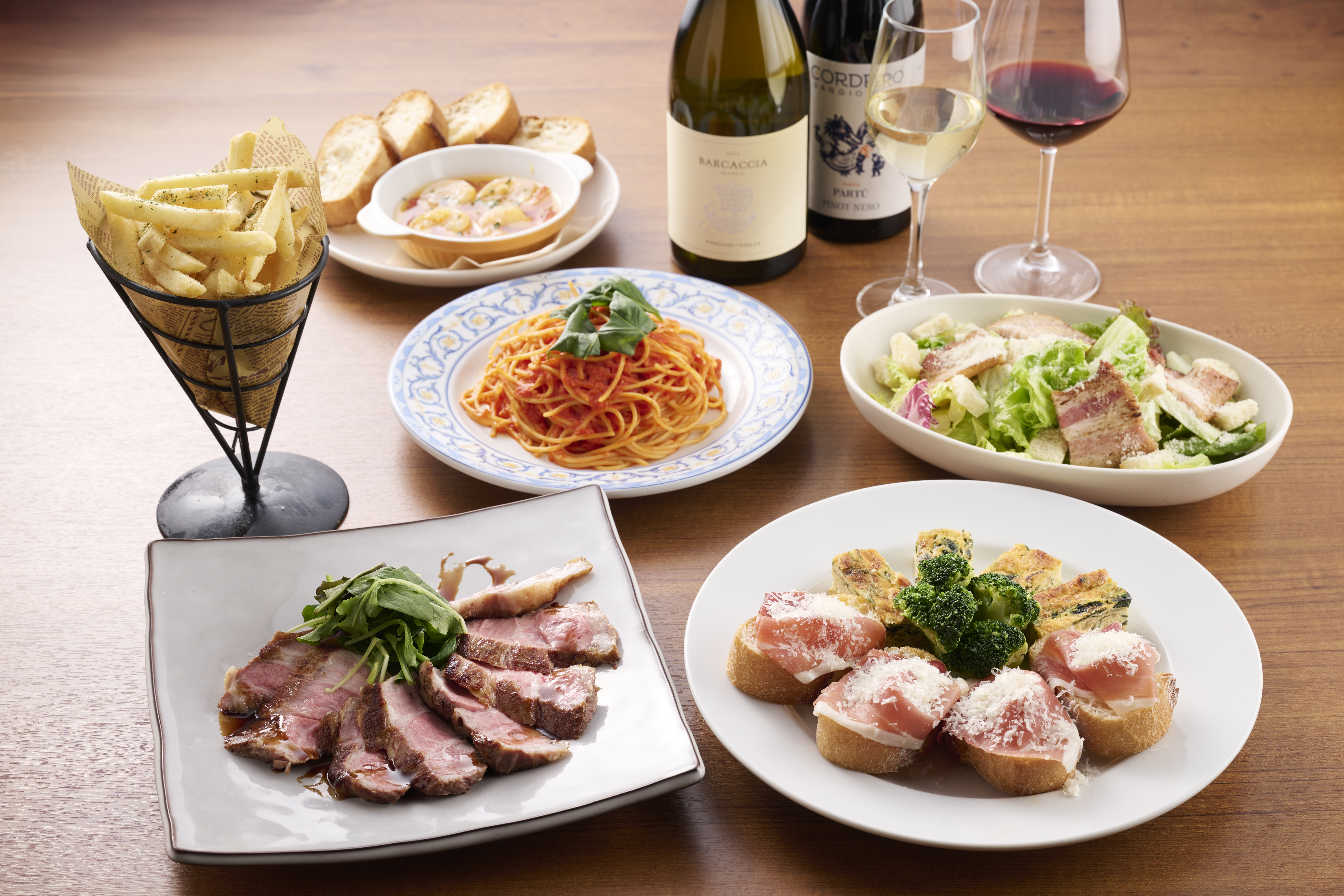 ★【スタンダードコース】スパークリングワイン1種、赤・白ワイン各2種、ハイボール、レモンサワー、カクテル、ソフトドリンク120分飲み放題付